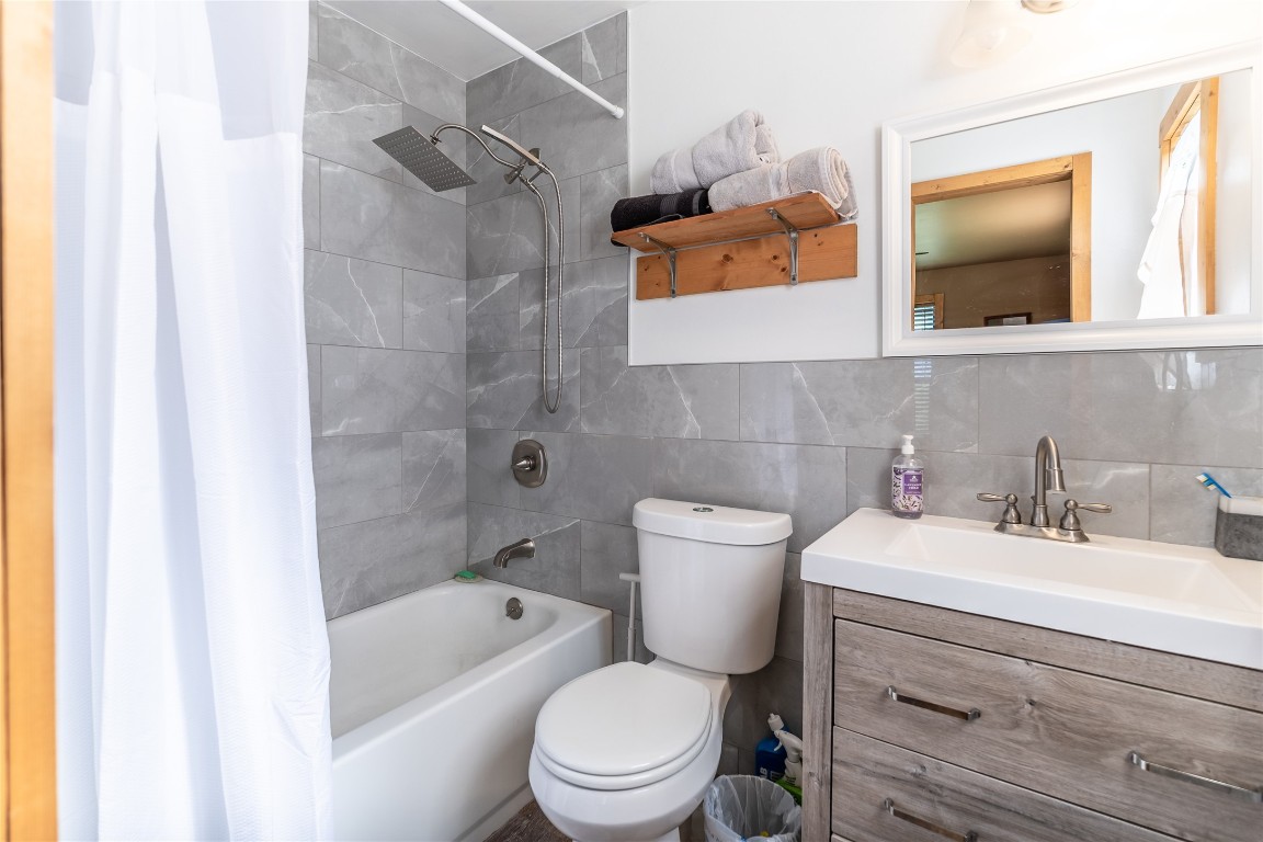 1483 County Road 255 Rochelle, TX 76872 - Photo 14 of 33 a bathroom with a sink a toilet and shower