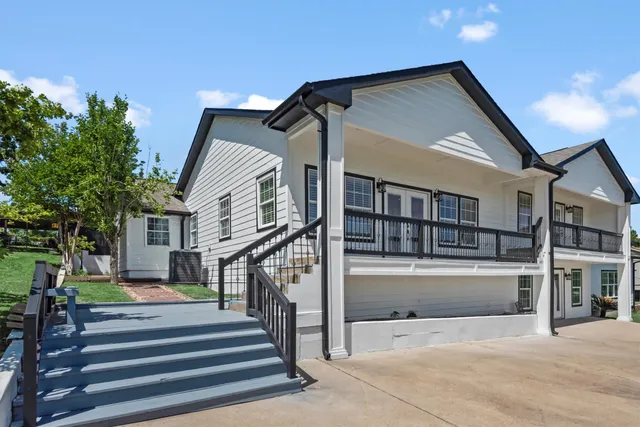 $430,000 | 139 Laurel Cove West, Onalaska, TX 77360