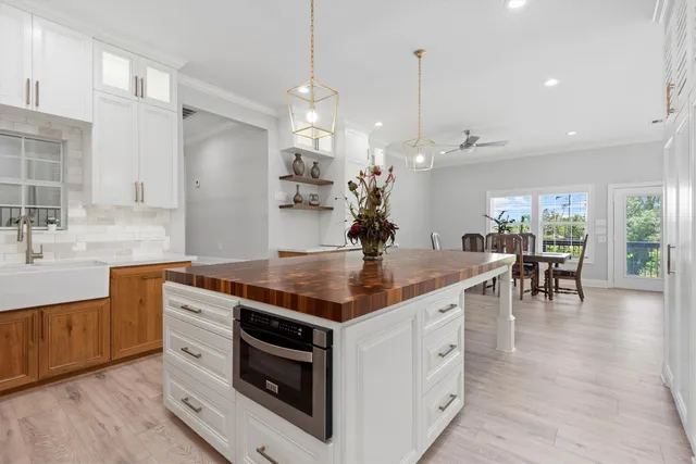 $430,000 | 139 Laurel Cove West, Onalaska, TX 77360