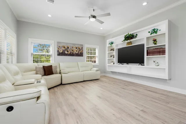 $430,000 | 139 Laurel Cove West, Onalaska, TX 77360