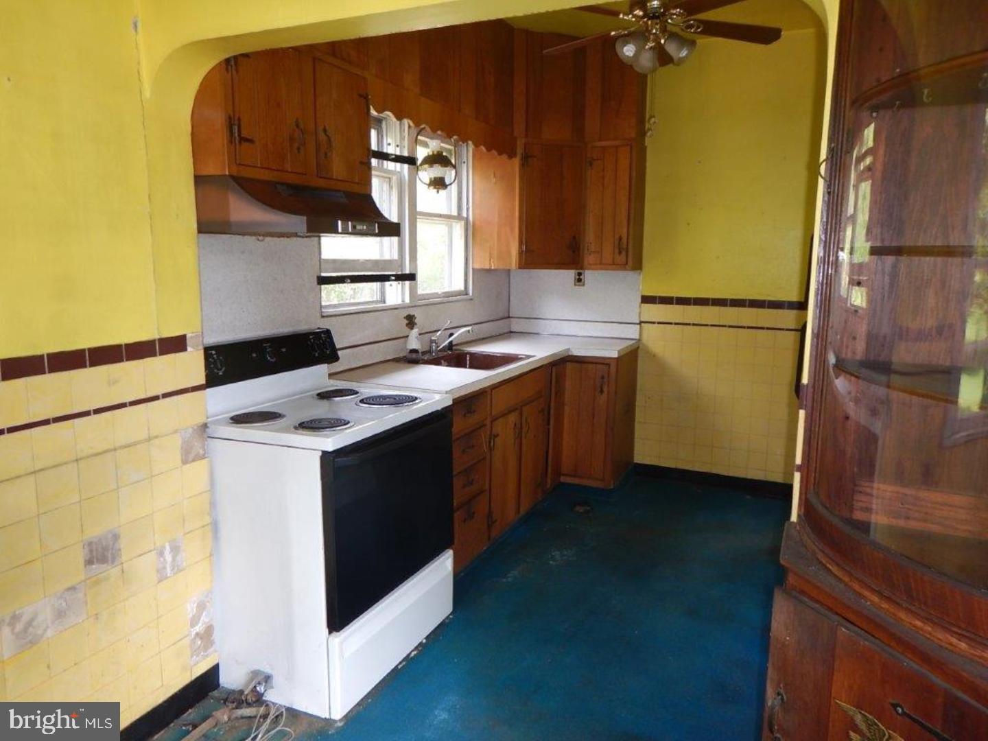 610 Good Intent Road Blackwood, NJ 08012 - Photo 8 of 14 a kitchen with a sink a refrigerator and a stove