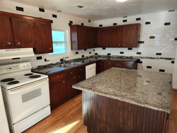 $1,875 | 505 Connie Street, East Bernard, TX 77435