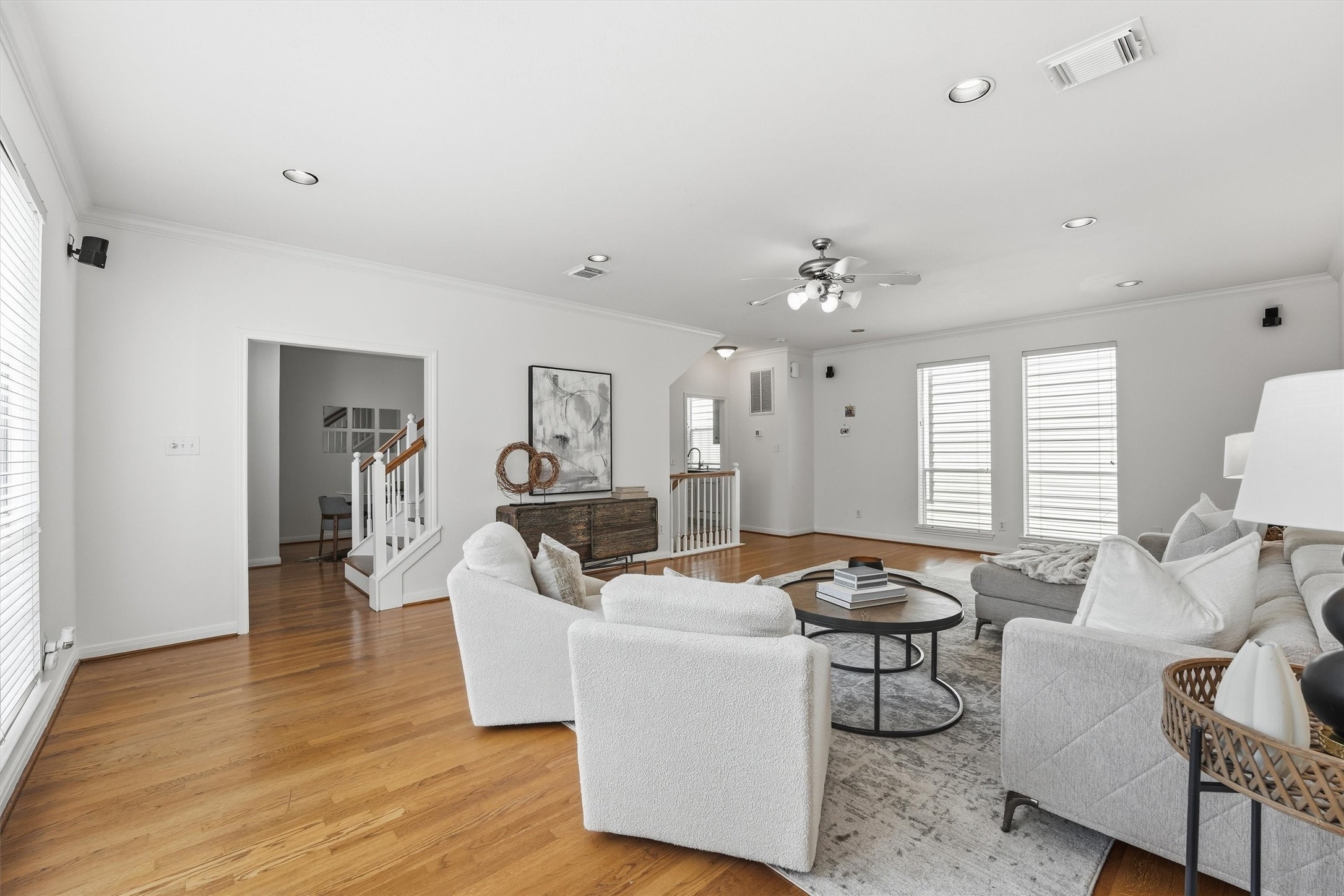 1433 Oneil Street Houston, TX 77019 - Photo 11 of 22 2nd floor spacious living room