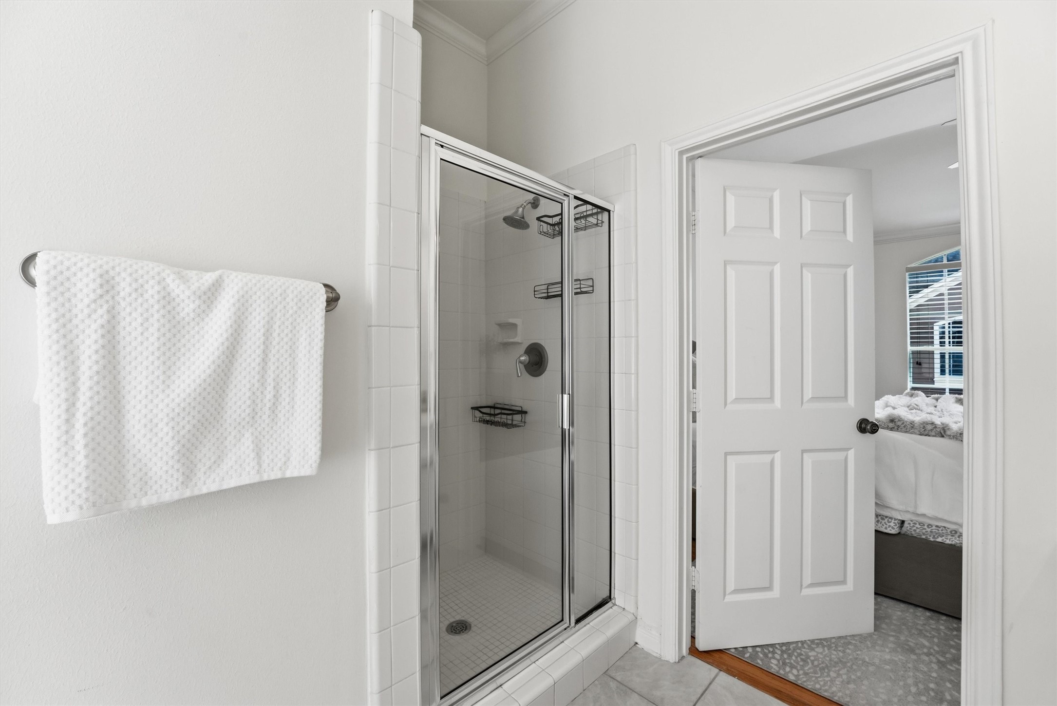 1433 Oneil Street Houston, TX 77019 - Photo 15 of 22 Ensuite primary bath with separate shower and tub