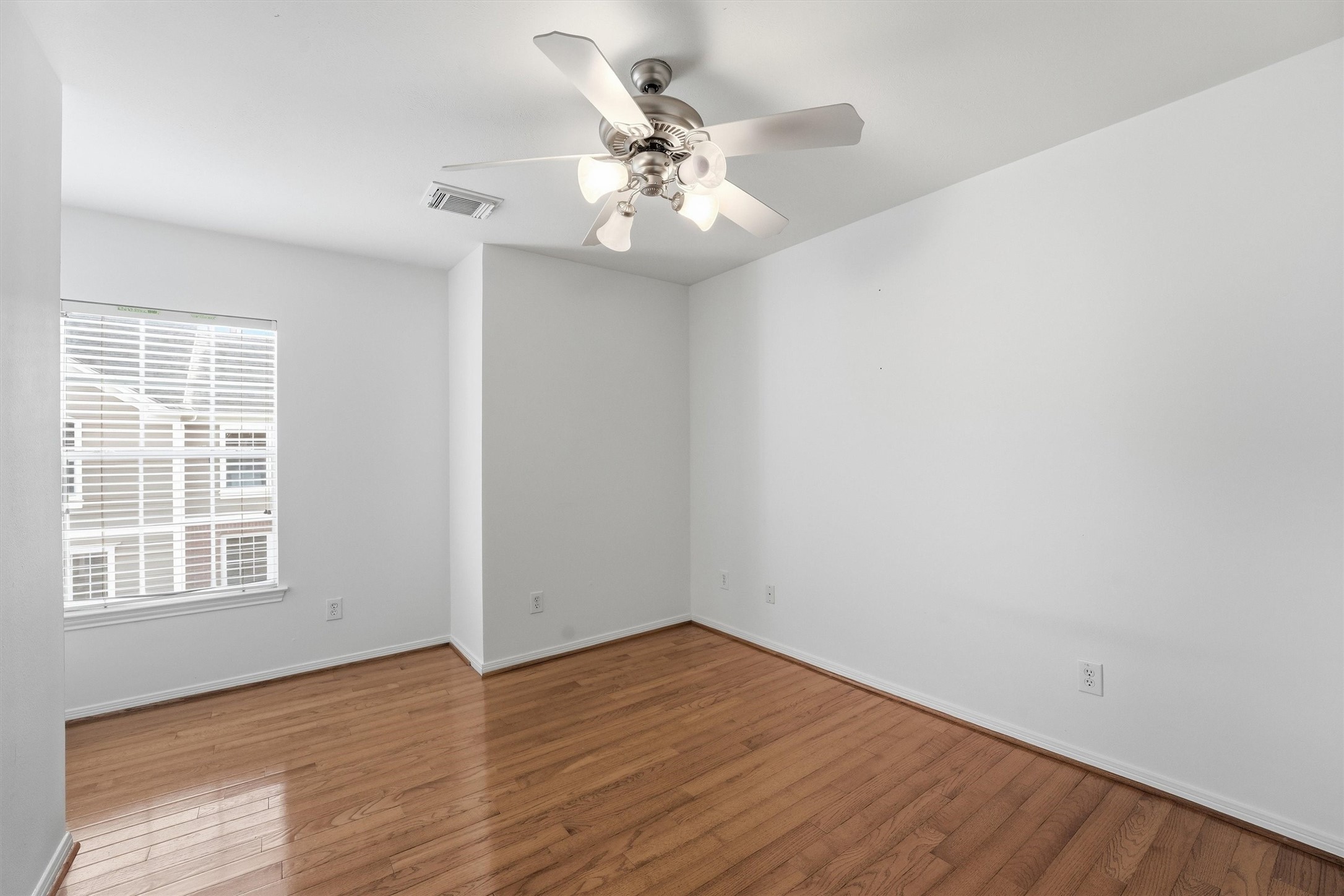 1433 Oneil Street Houston, TX 77019 - Photo 18 of 22 3rd floor secondary bedroom