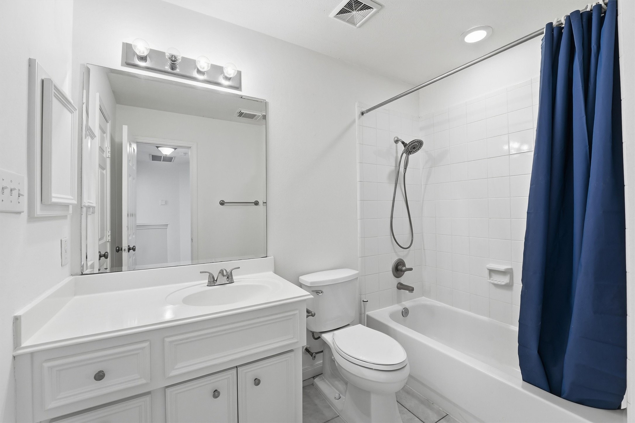 1433 Oneil Street Houston, TX 77019 - Photo 19 of 22 3rd floor secondary bathroom