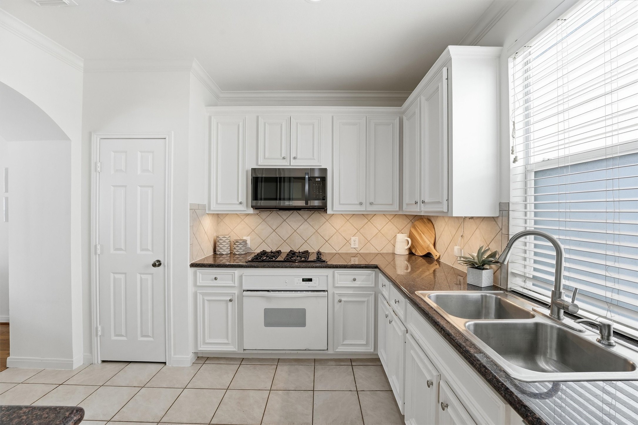 1433 Oneil Street Houston, TX 77019 - Photo 5 of 22 Kitchen is in the center of living room and dining room