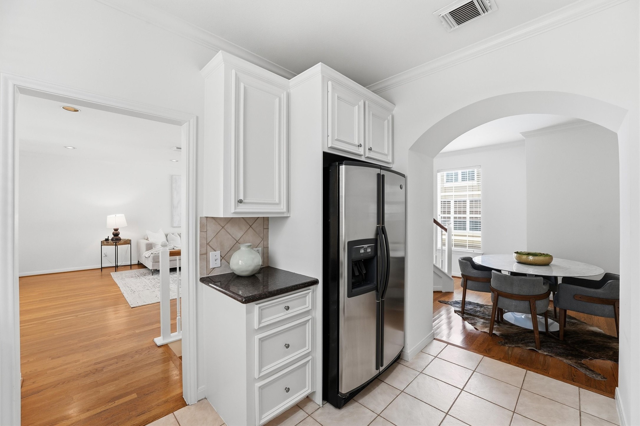 1433 Oneil Street Houston, TX 77019 - Photo 7 of 22 Refrigerator included