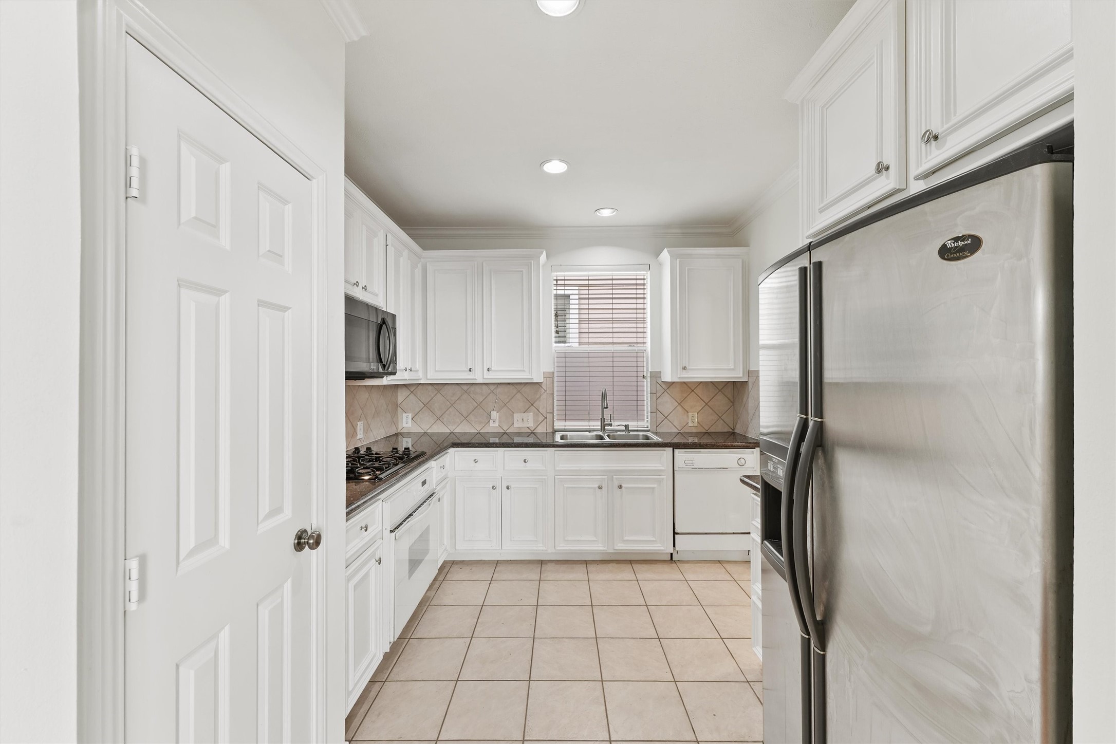 1433 Oneil Street Houston, TX 77019 - Photo 8 of 22 Refrigerator included