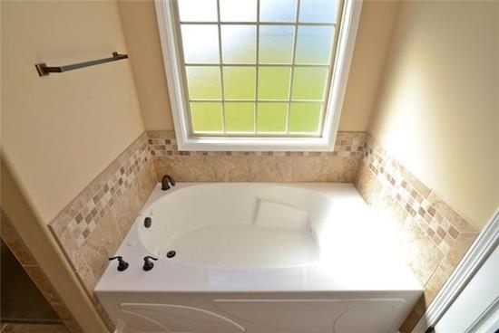1459 Raven Road Clarksville, TN 37042 - Photo 11 of 19 Garden Tub in Master Bathroom