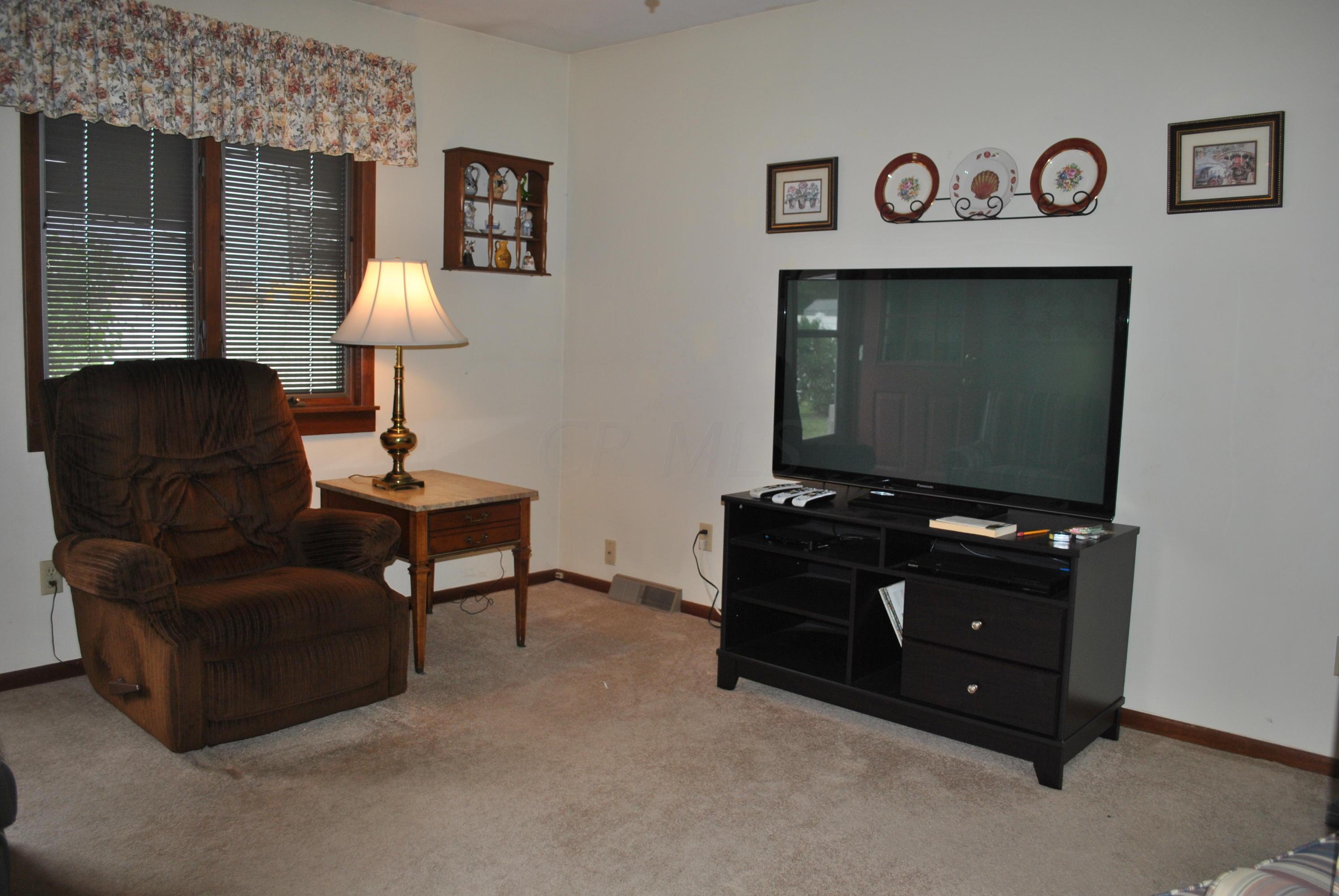 1056 Ross Road Columbus, OH 43227 - Photo 8 of 20 Gallery Image 8