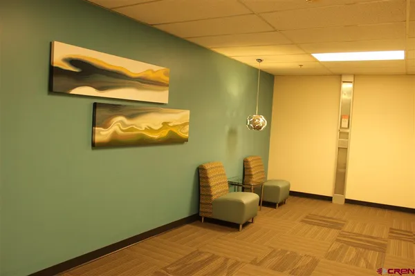 a view of a livingroom with furniture