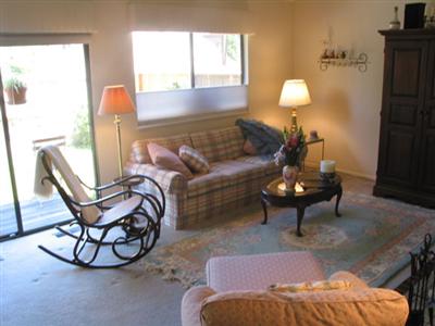 4 Linnet Court San Rafael, CA 94903 - Photo 2 of 12 a living room with furniture and a lamp