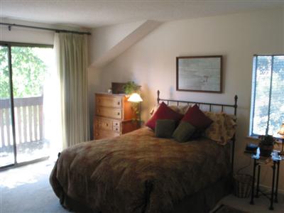 4 Linnet Court San Rafael, CA 94903 - Photo 4 of 12 a bedroom with a bed and a window