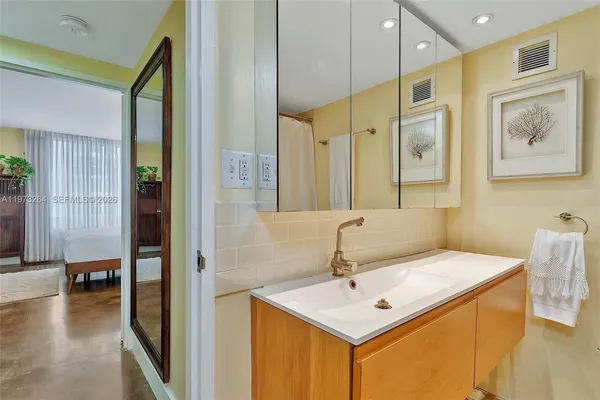 $3,000 | 1200 West Avenue, Unit 423, Miami Beach, FL 33139