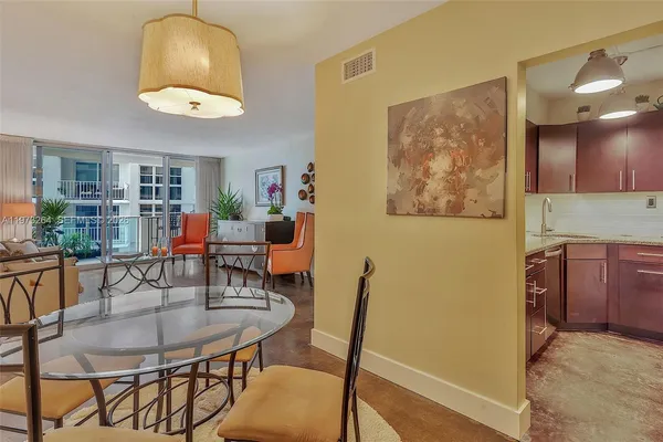 $3,000 | 1200 West Avenue, Unit 423, Miami Beach, FL 33139