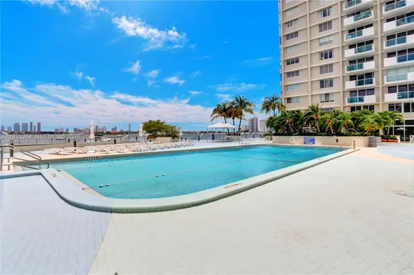 $3,000 | 1200 West Avenue, Unit 423, Miami Beach, FL 33139