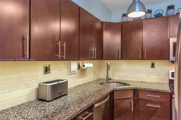 $3,000 | 1200 West Avenue, Unit 423, Miami Beach, FL 33139