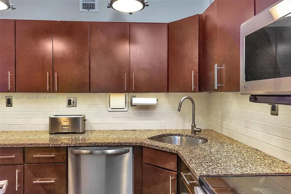 $3,000 | 1200 West Avenue, Unit 423, Miami Beach, FL 33139