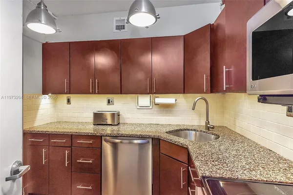 $3,000 | 1200 West Avenue, Unit 423, Miami Beach, FL 33139