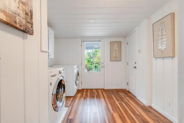 a view of empty room with washer and dryer