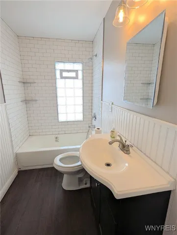 $1,700 | 76 St James Place, Buffalo, NY 14222