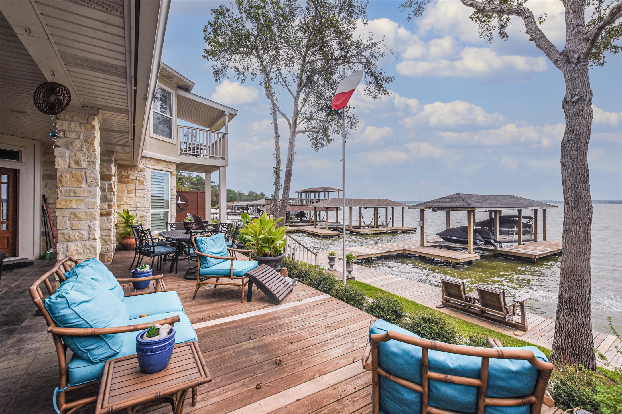 19022 Vantage View Lane Houston, TX 77346 - Photo 35 of 38 a view of a chairs and table in the patio