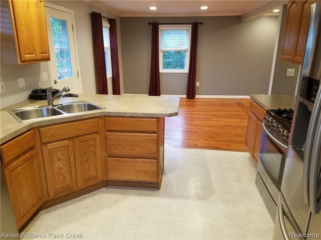 3950 Maybee Road Lake Orion, MI 48359 - Photo 12 of 33 Kitchen4.jpg