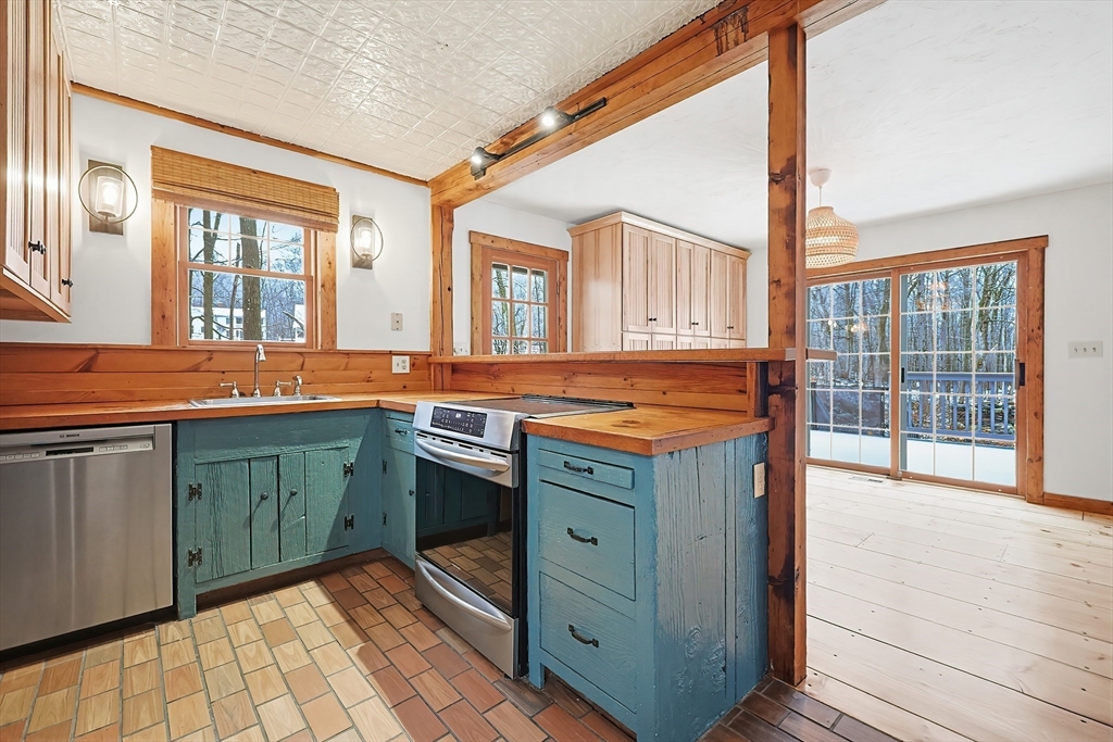 9 Spaulding Road Shirley, MA 01464 - Photo 5 of 42