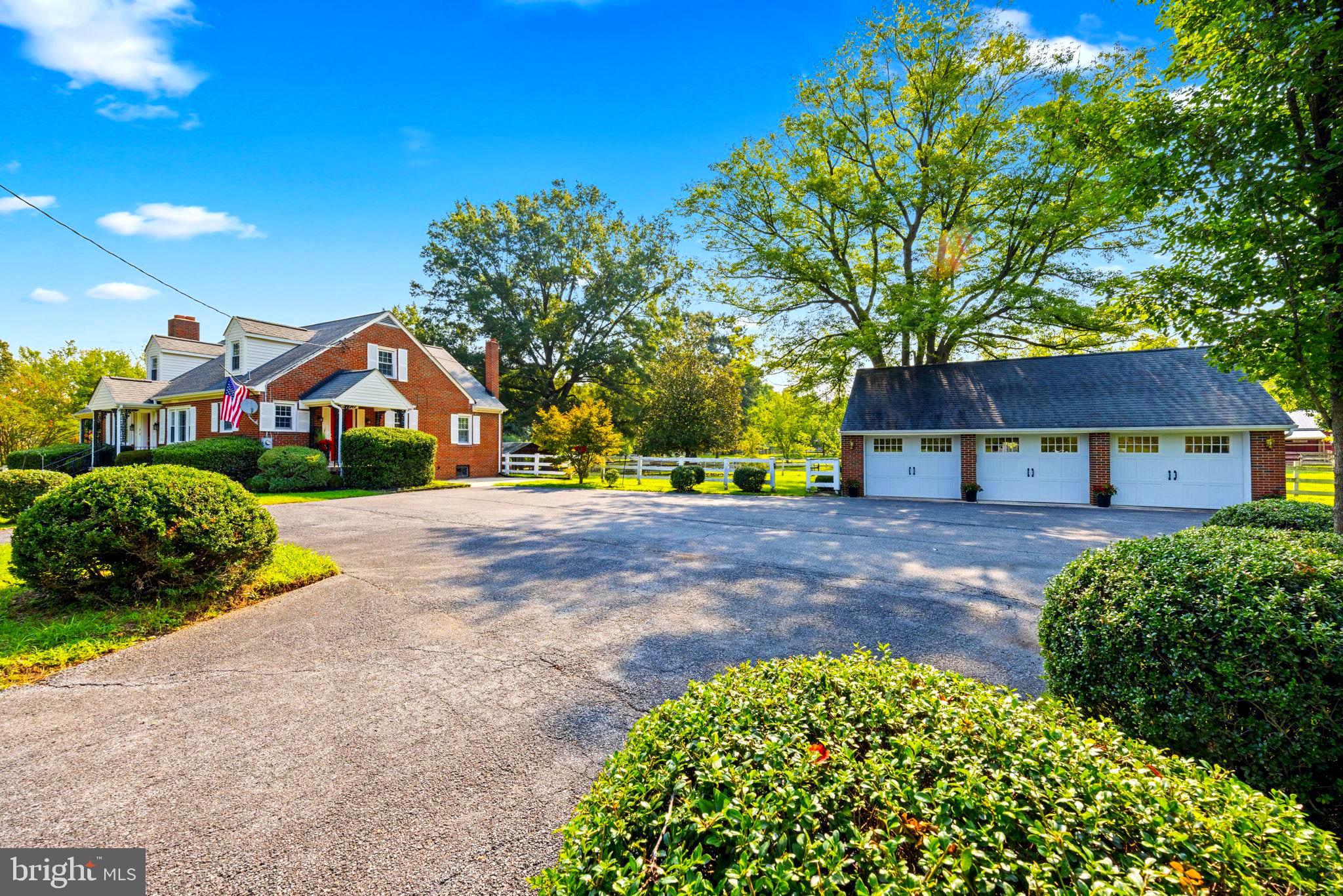 16401 Mt Calvert Road Upper Marlboro, MD 20772 - Photo 7 of 119 Farmhouse: Large Parking Area