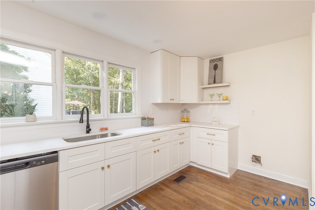 12532 Eagle Ridge Road Henrico, VA 23233 - Photo 22 of 68 White shaker-style cabinetry with gold-tone hardwa