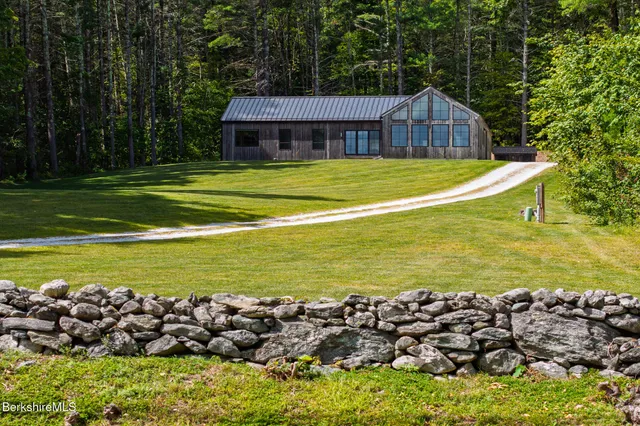 a view of back yard of the house
