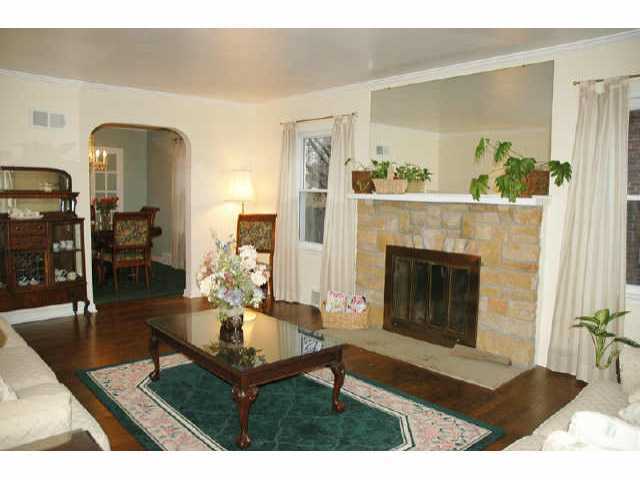 575 Enfield Road Columbus, OH 43209 - Photo 3 of 5