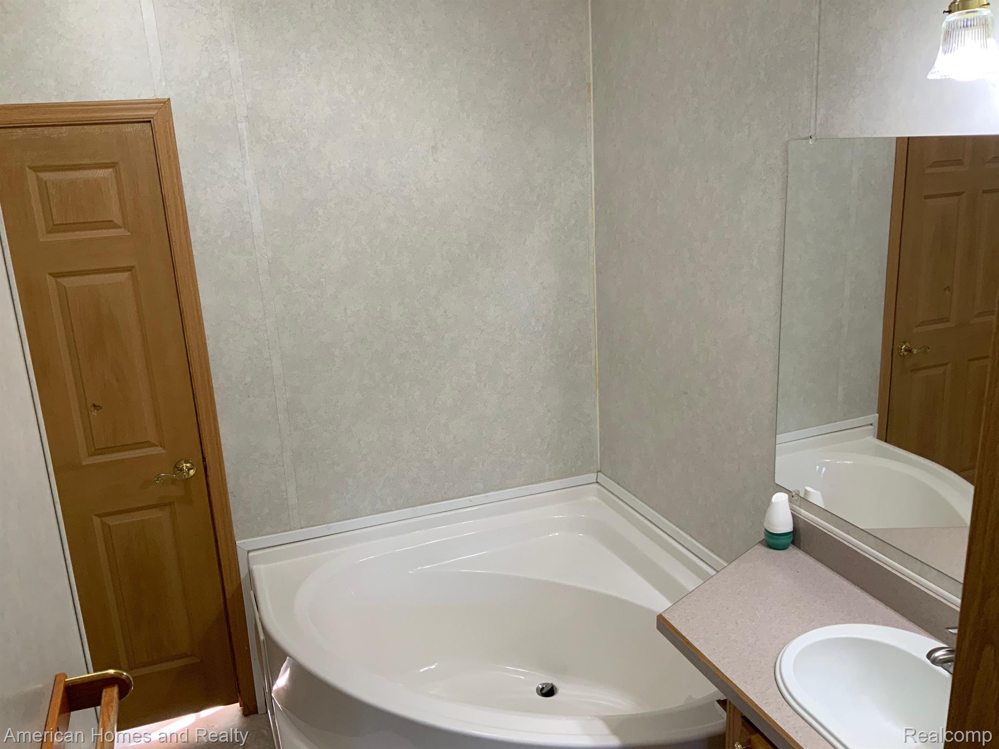 10353 Chase Bridge Road Roscommon, MI 48653 - Photo 12 of 19 Master bath