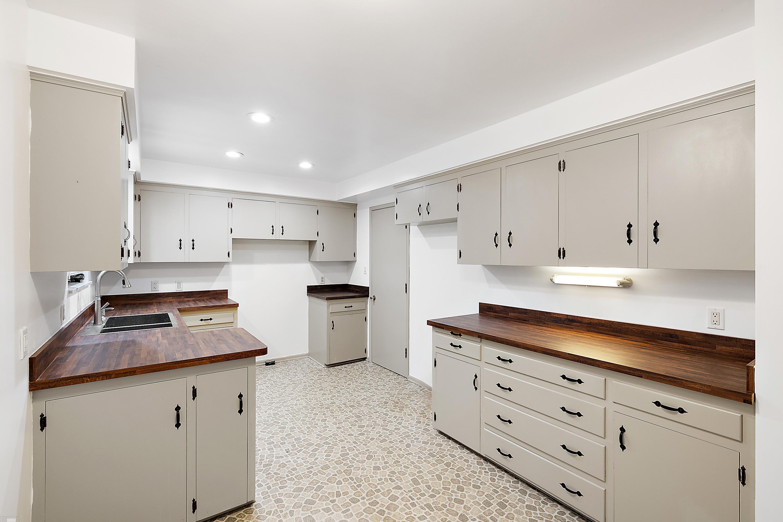 426 Barclay Road Grosse Pointe, MI 48236 - Photo 11 of 38 50119794-10.JPG