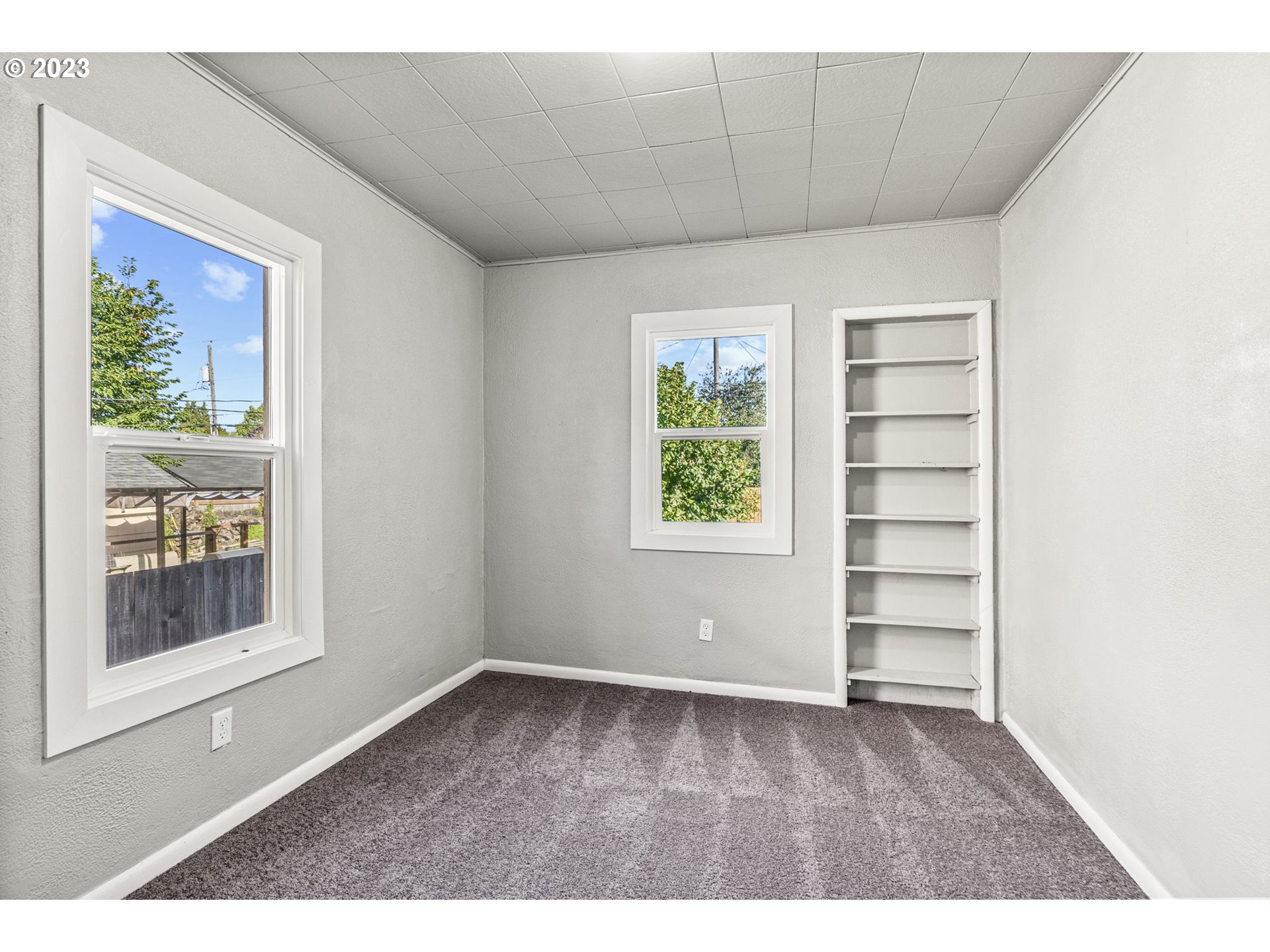 2808 Florida Street Longview, WA 98632 - Photo 10 of 20 an empty room with windows and closet
