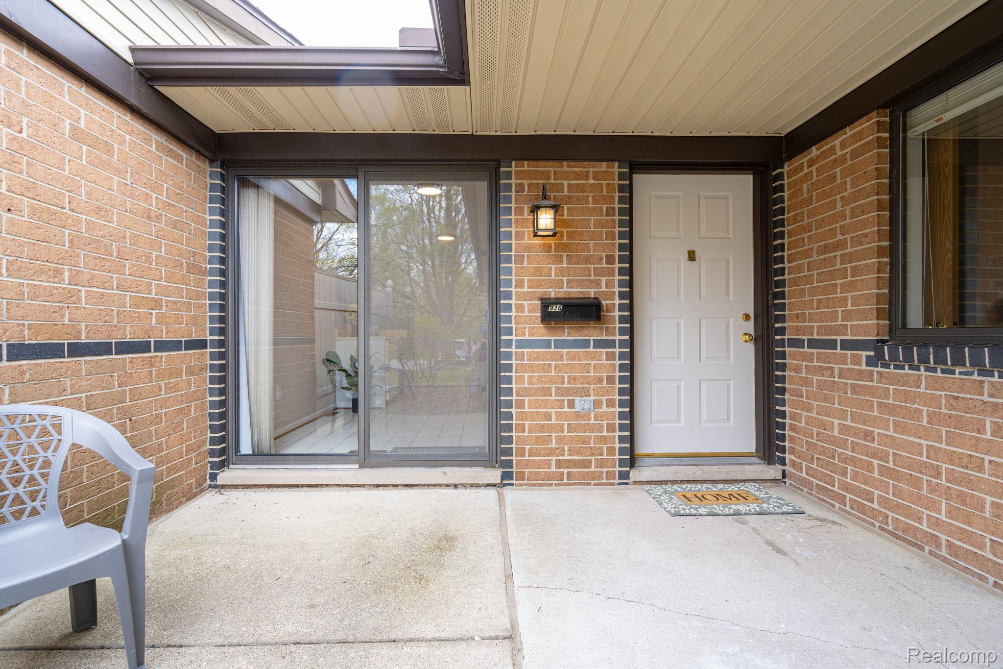 936 Wexford Way Rochester, MI 48307 - Photo 5 of 35 5-web-or-mls-exteriors 5.jpg