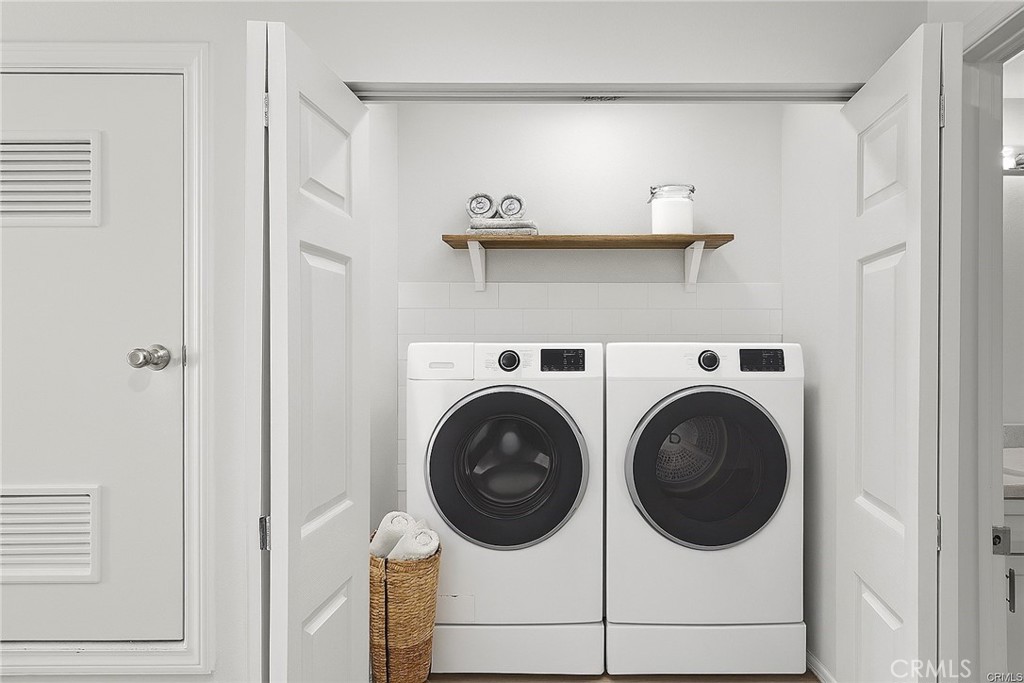 13105 Via Tuscany Riverside, CA 92503 - Photo 16 of 51 a utility room with dryer and washer
