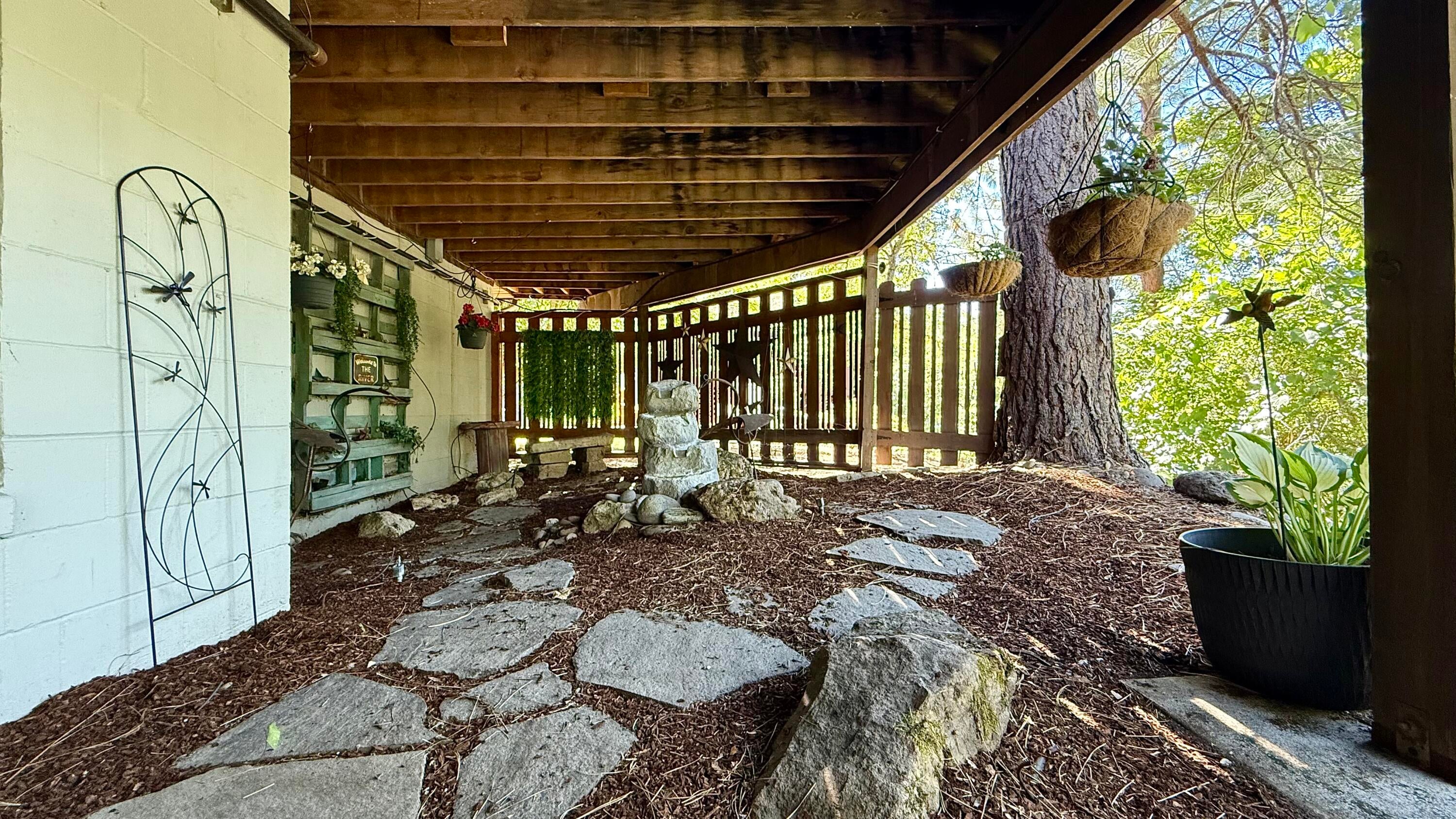 975 Old Ferry Road Shady Cove, OR 97539 - Photo 76 of 100 Covered patio area