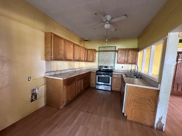 202 Mill Street Valley View, TX 76272 - Photo 12 of 22 a kitchen with stainless steel appliances sink stove refrigerator and cabinets