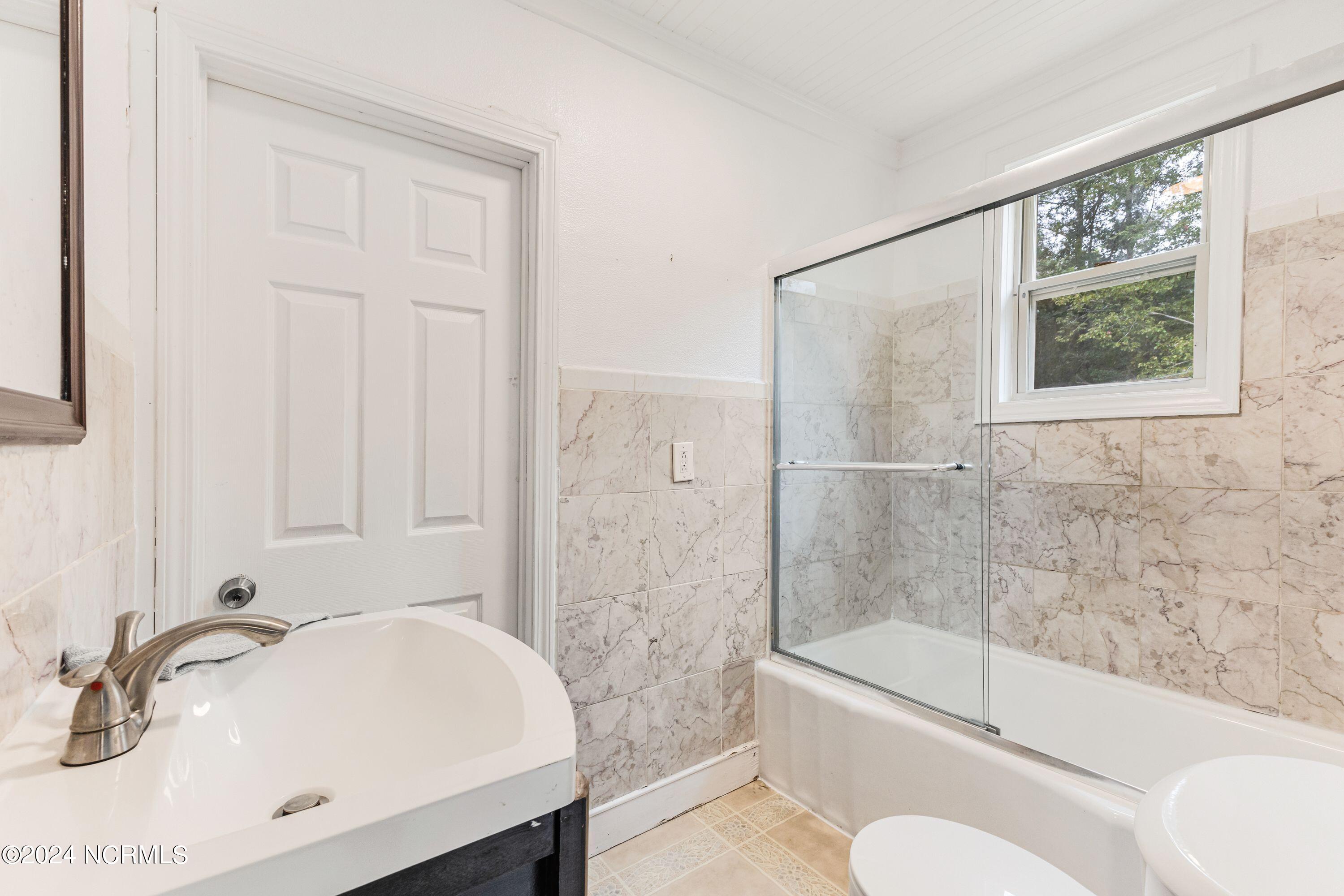 1398 Copas Road Southwest Shallotte, NC 28470 - Photo 23 of 31 Jack & Jill Bathroom