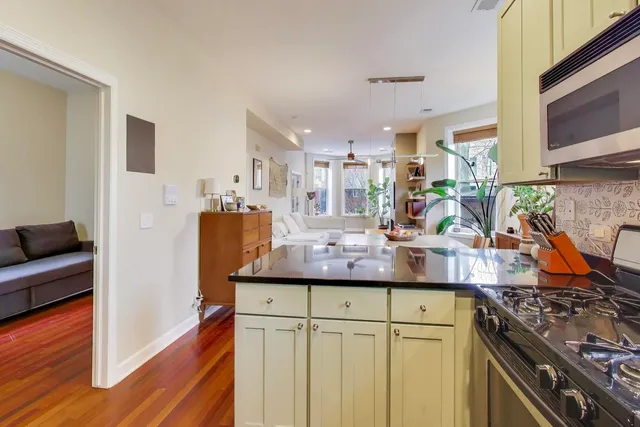 $525,000 | 1122 North Winchester Avenue, Unit 2, Chicago, IL 60622