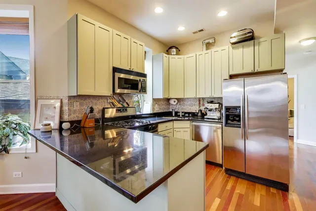 $525,000 | 1122 North Winchester Avenue, Unit 2, Chicago, IL 60622