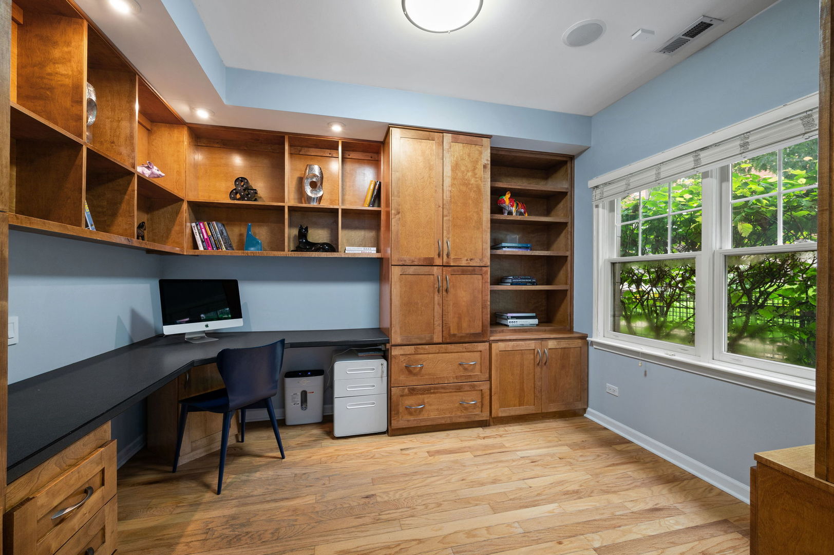 813 West University Lane Chicago, IL 60608 - Photo 5 of 33 a room with furniture and a window