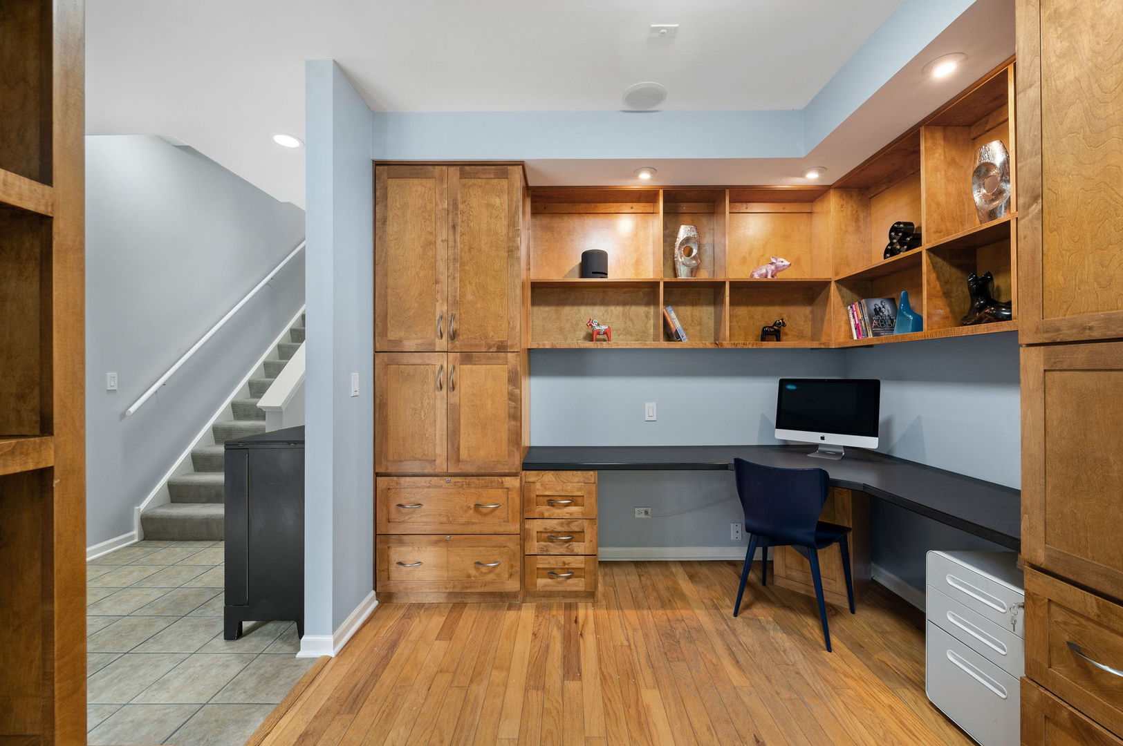 813 West University Lane Chicago, IL 60608 - Photo 6 of 33 a workspace with wooden floor and furniture