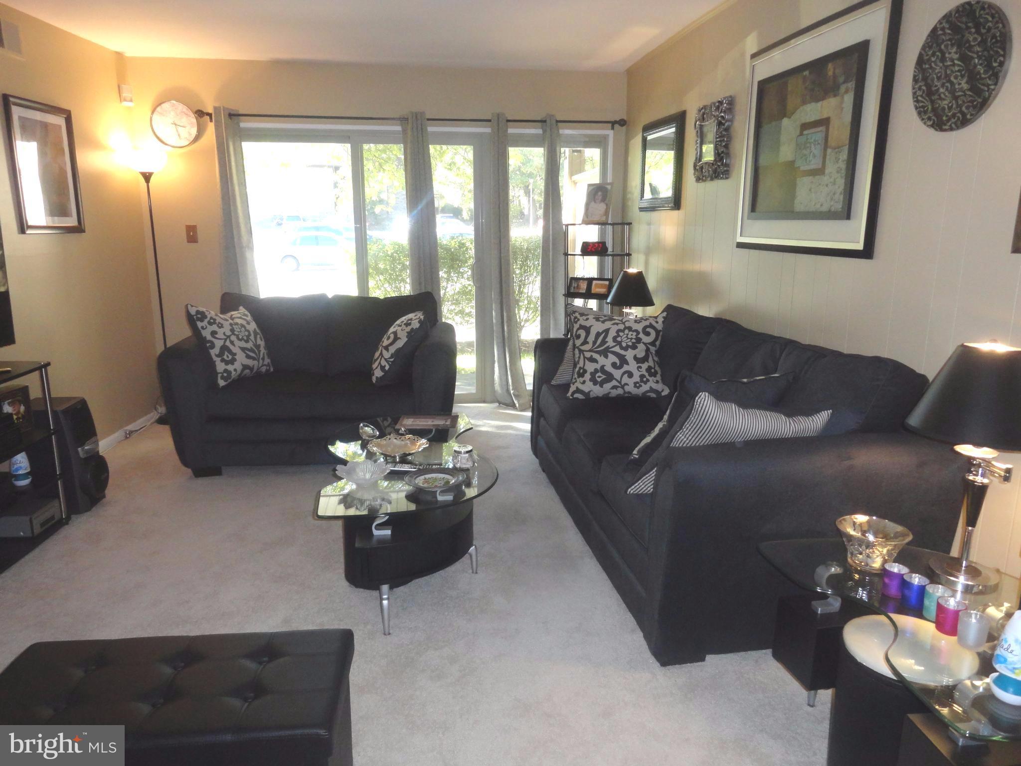 5802 Royal Ridge Drive, Unit B Springfield, VA 22152 - Photo 3 of 26 Living Room
