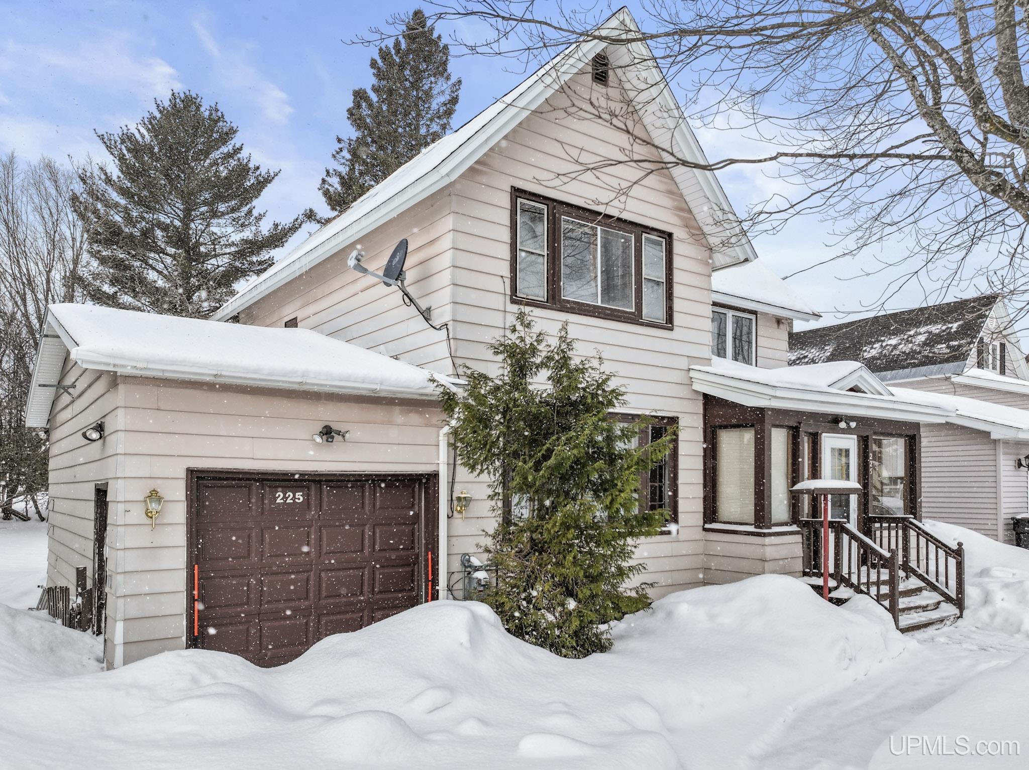 225 Kearsarge Street Laurium, MI 49913 - Photo 1 of 26