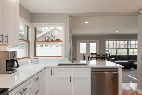 $599,999 | 3204 Owl Drive, Rolling Meadows, IL 60008