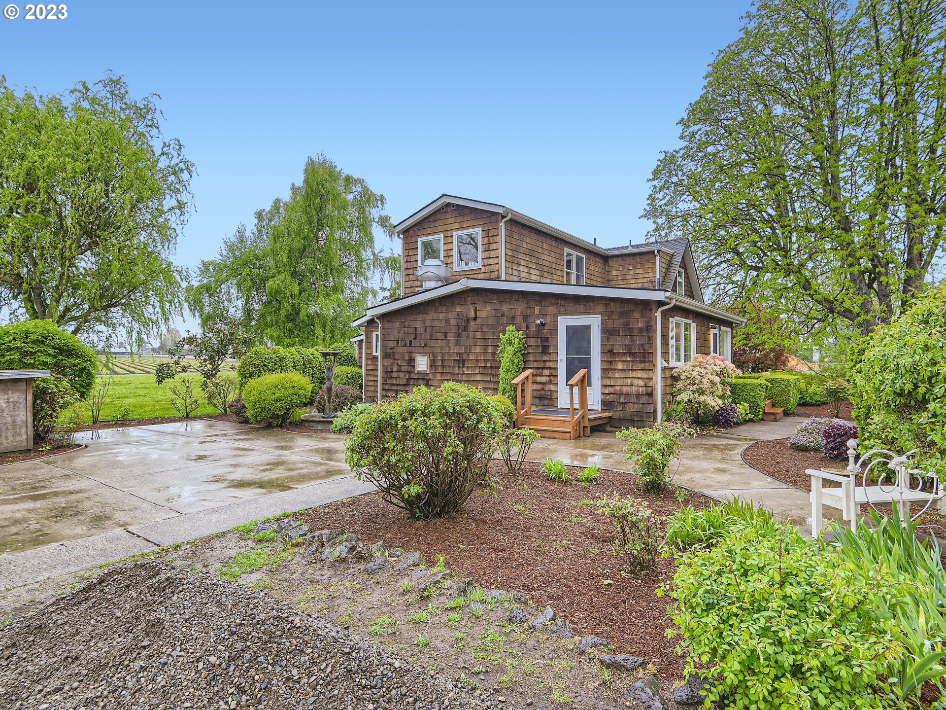 32062 South Barlow Road Canby, OR 97013 - Photo 4 of 33 a front view of a house with garden