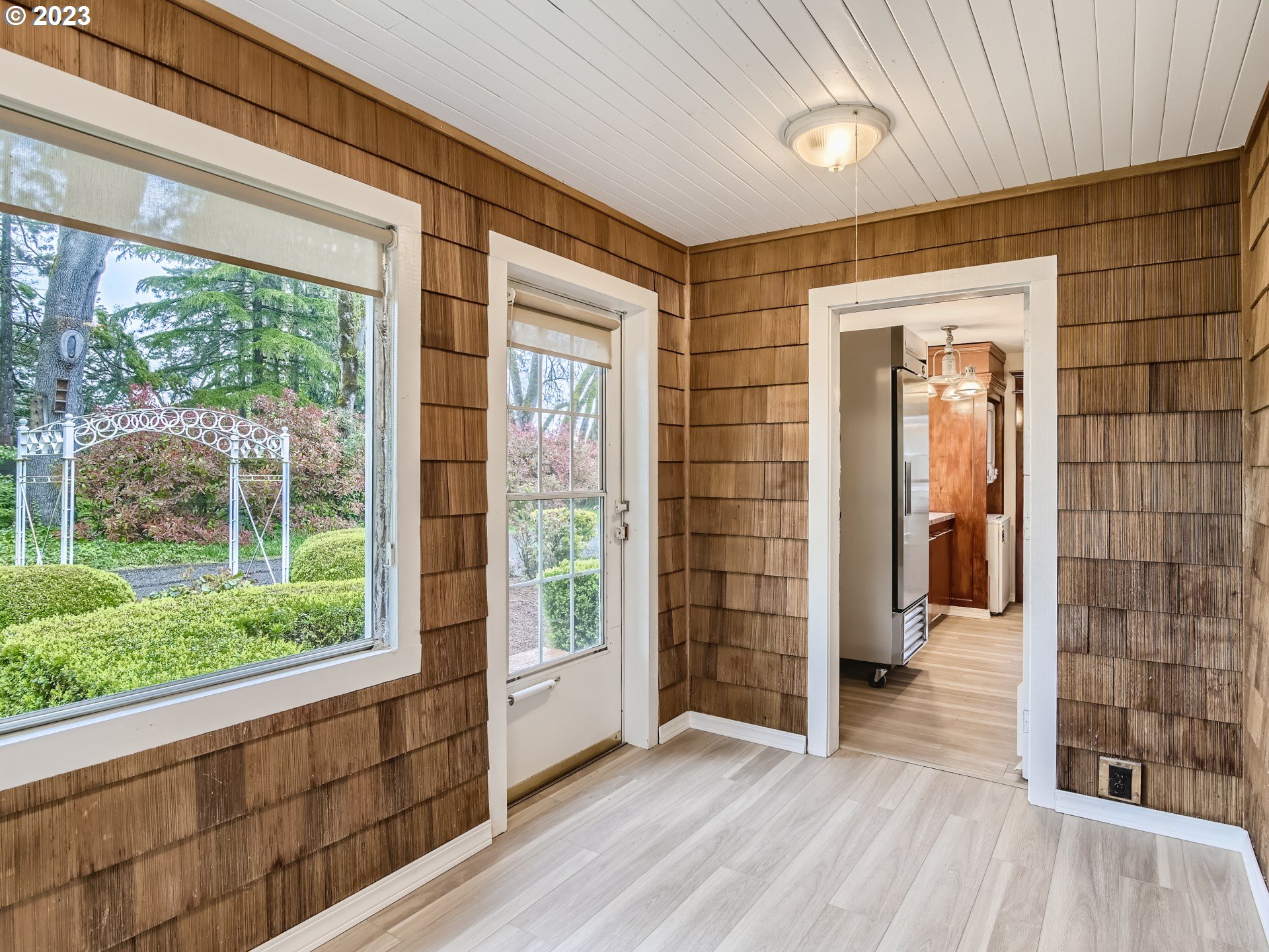 32062 South Barlow Road Canby, OR 97013 - Photo 6 of 33 a view of hallway with wooden floor and a couch